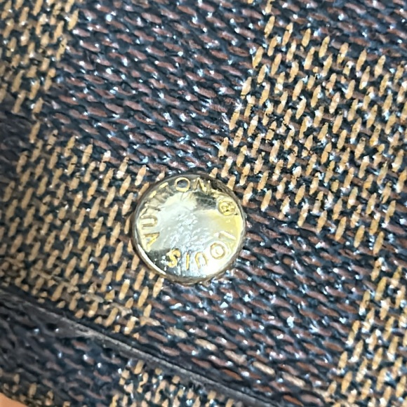 Authentic Louis Vuitton
Damier Ebene Multicles 4 Key Holder - Picture 4 of 13